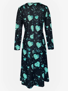Vestido de mujer con cuello redondo y manga larga con estampados de corazones celestes
