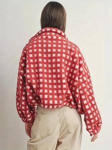 Damenjacke mit rot-weißem Karomuster aus Fleece mit überschnittenen Schultern und Plüsch