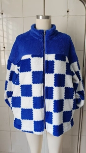 Detail einer blau-weißen Fleecejacke mit Karomuster und warmem Stehkragen für Winter