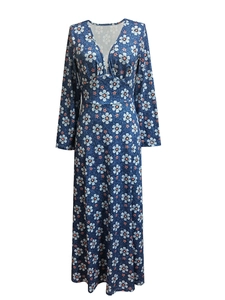 Détail d'une robe longue bleu foncé à imprimé fleuri avec manches longues et col en V