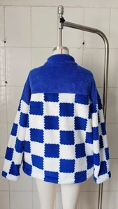 Detailansicht der blau-weißen Plüschjacke mit Karomuster und Fleece-Textur auf der Rückseite