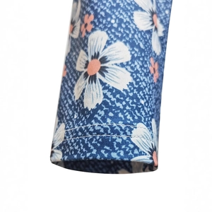 Vue détaillée des manches longues avec impression florale et couture à double aiguille