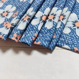 Vue détaillée des coutures et de l'imprimé floral sur le tissu de la robe maxi longue