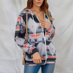 Detail eines Tribal-Geometriemusters auf Zip-Hoodie mit Kapuzenzug und Taschen