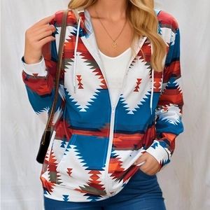 Detail der Damen-Zip-Hoodie mit blau-orangem Azteken-Muster und praktischem Kordelzug