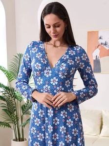 Détail du décolleté en V profond et de l'imprimé floral sur la robe longue à manches