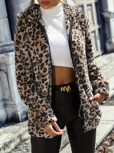 Giacca da donna con cappuccio in ecopelliccia leopardata per la moda autunno e inverno
