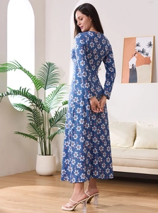 Robe longue élégante bleue à manches longues avec imprimé fleuri et col en V profond