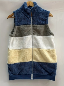 Gilet smanicato in pile multicolore con colletto rialzato e chiusura a zip