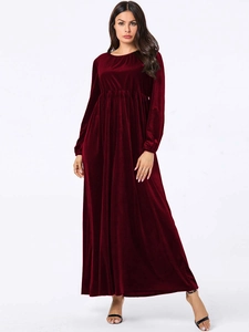 Robe longue élégante en velours bordeaux grande taille avec manches longues et col rond