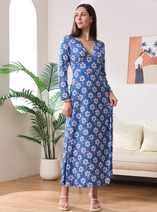 Robe maxi à manches longues avec décolleté en V profond, imprimé floral et taille haute chic