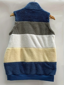 Gilet in pile da donna a righe multicolore con collo alto e chiusura a zip