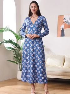 Gros plan détaillé du décolleté en V et de l'imprimé floral sur la robe longue à manches longues