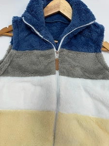 Gilet in peluche da donna con collo alto e cerniera in blu, grigio, bianco e giallo a contrasto