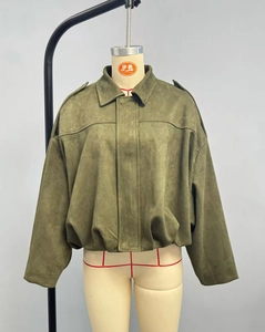 Dettaglio del bomber in finto scamosciato verde oliva con spalline e orlo elasticizzato