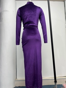 Detailaufnahme der gerafften Seite und Samttextur am lila Stehkragen-Maxikleid