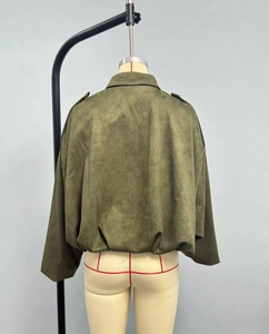 Vista posteriore di un bomber verde oliva con spalline e orlo elasticizzato