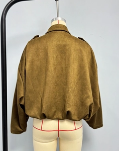 Vista posteriore della giacca bomber in camoscio marrone con orlo elastico e spalle basse