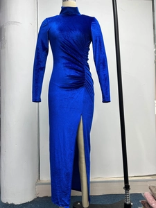 Detailansicht des dunkelblauen Samtkleids mit eleganter Taillenraffung und hohem Schlitz