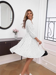 Robe longue blanche à pois col en V avec manches longues et taille haute élégante