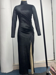 Detail von Seitenschlitz und Taillenraffung am schwarzen Samt-Maxikleid