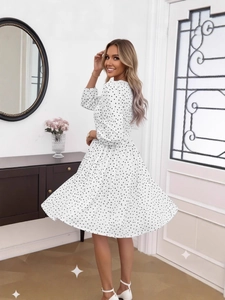 Robe midi blanche élégante à pois avec col en V, manches longues et taille haute