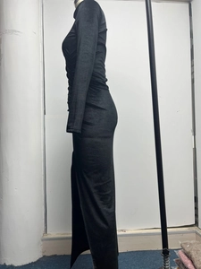 Details des eleganten schwarzen Samt-Maxikleids mit Rollkragen und seitlicher Raffung