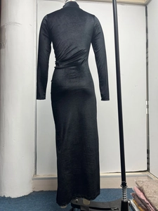 Detail des eleganten schwarzen Samt-Maxikleides mit Stehkragen und seitlicher Raffung