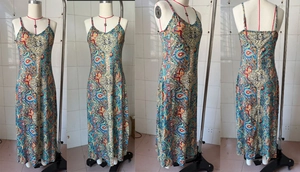 Vues détaillées d'une robe maxi bohème avec imprimé paisley coloré et décolleté en V