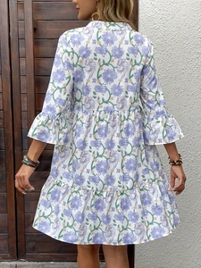 Elegante abito floreale con scollo a V, gonna a balze e maniche a campana stampa viola