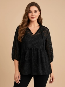 Elegantes Damen-Oberteil aus schwarzer Spitze mit V-Ausschnitt und Blumenmuster