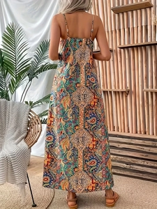Robe longue bohème à imprimé paisley avec fines bretelles et vue du dos ouvert