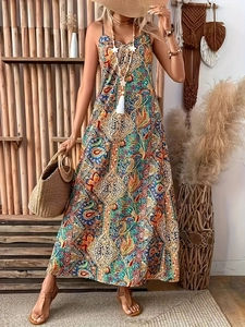 Robe longue bohème à imprimé paisley avec fines bretelles et une coupe fluide élégante
