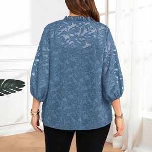 Detail der blauen Jacquard-Bluse mit Blattmuster und eleganten Puffärmeln für Damen