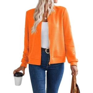 Giacca bomber arancione acceso da donna con trama trapuntata e cerniera dorata elegante