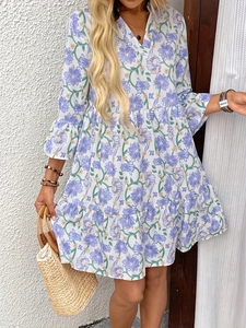 Elegante abito floreale con scollo a V, gonna a balze e maniche a campana a tre quarti