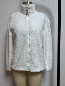 Détail d'une veste en polaire blanche avec col montant et tirette de zip en cuir marron