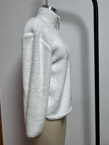 Détail de la veste polaire blanche à manches longues avec col montant et fermeture