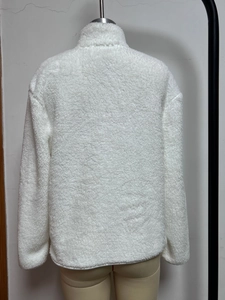 Vue arrière d'une veste en polaire blanche à col montant sur un mannequin d'entrepôt