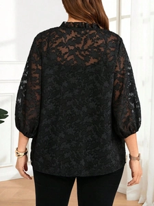 Elegantes schwarzes V-Ausschnitt-Spitzentop mit floralem Ausbrenner-Muster in Rückansicht