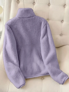 Détail de la texture polaire lavande et du col montant de cette veste d'hiver pour femme