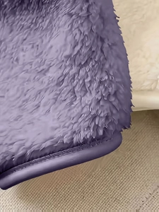 Détail de tissu en fausse fourrure violet clair avec bordures cousues pour veste de femme