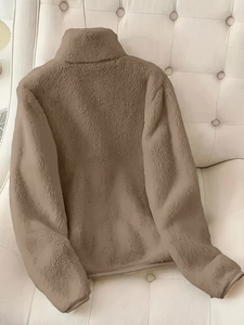 Vue arrière d'une veste en polaire kaki foncé chaud avec col montant sur fond moelleux