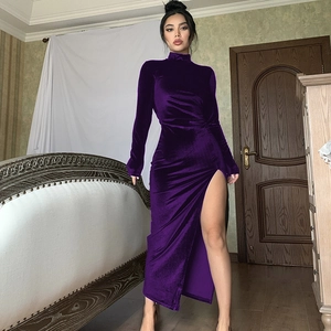 Eng anliegendes dunkelviolettes Samtkleid mit Stehkragen und hohem Seitenschlitz