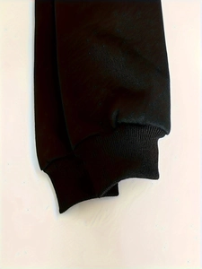 Nahaufnahme der schwarzen Hoodie-Rippbündchen mit hochwertiger elastischer Baumwolltextur