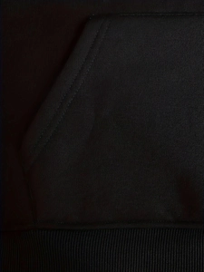 Makro-Detail der Kängurutaschen-Naht und des Rippsaums an einem schwarzen Hoodie