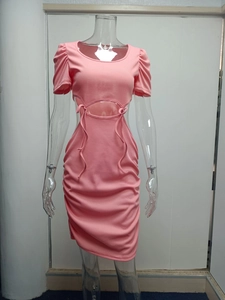 Dettaglio vestito rosa a costine con ritagli laterali, coulisse e maniche a sbuffo