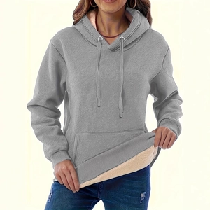 Détail du sweat à capuche gris avec doublure en polaire chaude et poche kangourou