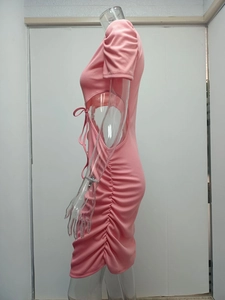 Dettaglio mini abito rosa in maglia a coste con coulisse laterale e ritaglio sulla vita