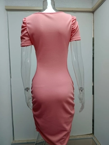Vista posteriore di un abito bodycon in maglia a coste rosa con arricciature laterali